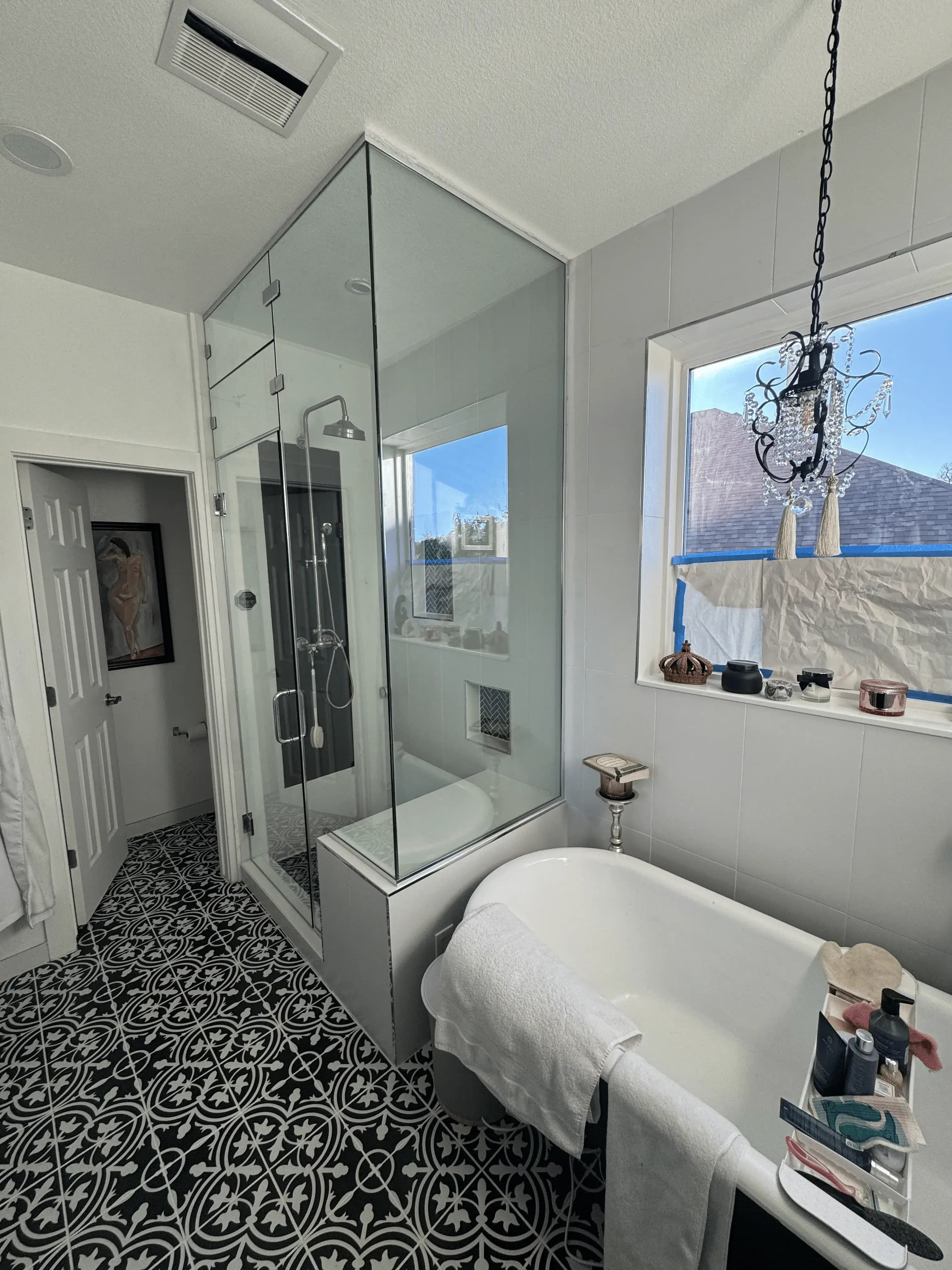 Custom Shower Doors With Low-Iron Glass: Is the Extra Clarity Worth It in Bee Cave, TX?